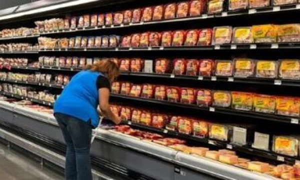 Walmart lifts outlook for sales, earnings despite tariffs Walmart lifts outlook for sales, earnings despite tariffs