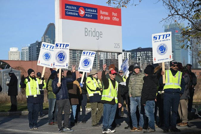 Canada Post, union sit down with mediator, but still 'far apart' as strike drags on