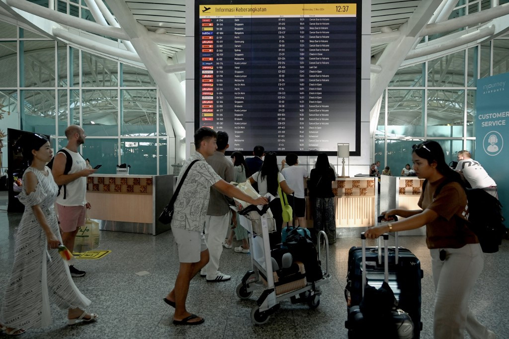 Airlines ground Bali flights after volcano erupts - Jamaica Observer