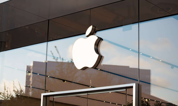 Apple Faces $900M Tariff Hit, Shifts iPhone Production to India Apple Faces $900M Tariff Hit, Shifts iPhone Production to India