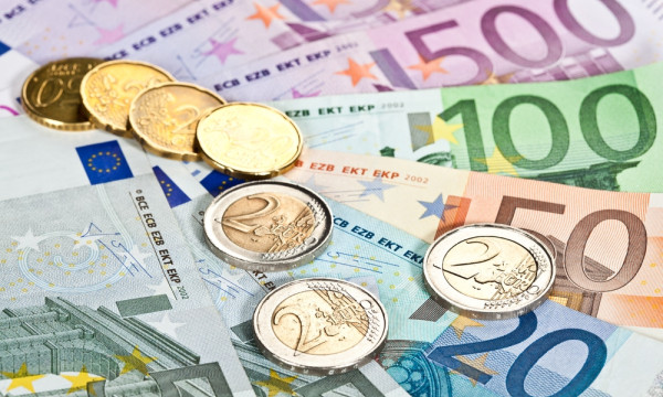 U.S. Firms Hedge Euro Exposure Amid Currency Volatility U.S. Firms Hedge Euro Exposure Amid Currency Volatility
