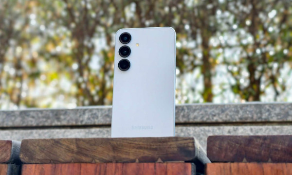 Verizon is providing free satellite texting to select Android phones, including models from Google and Samsung. Verizon is providing free satellite texting to select Android phones, including models from Google and Samsung.